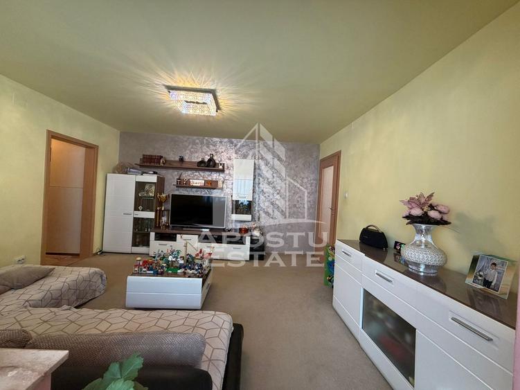 Apartament cu 3 camere, semidecomandat,centrala proprie,zona Girocului