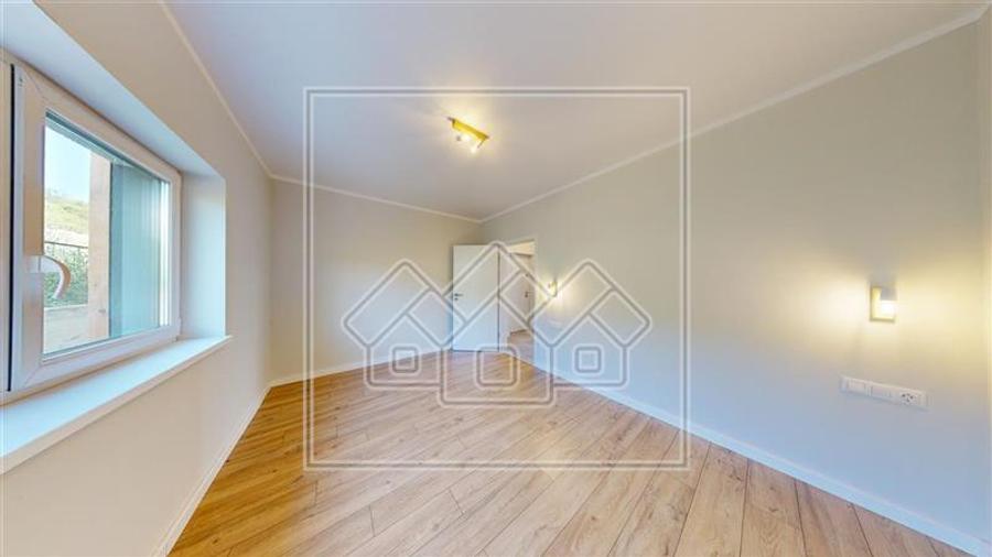 Ap. 2 camere, terasa 12.45 mp, aer conditionat, finisat la cheie