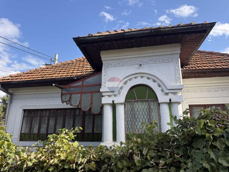 Casă de vânzare cu 6 camere in Câmpulung  - zona Sud