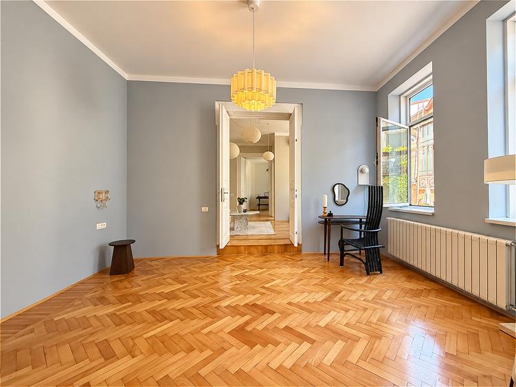 Piesă rară în centrul Capitalei: Apartament de colecție cu cramă boltită și pod