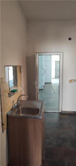 Spatiu comercial, zona linistita, 2 intrari, 75 mp, 4 camere
