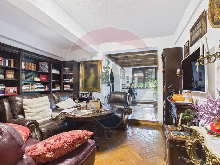 Apartament cu terasă într-o vilă interbelică B-dul Primaverii