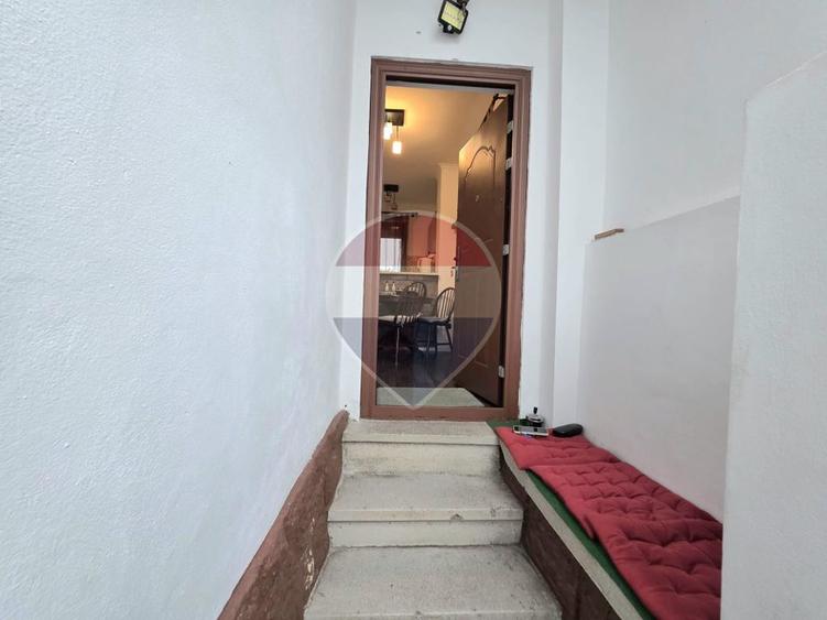 De închiriat casa cu 2 camere + loc de parcare inclus