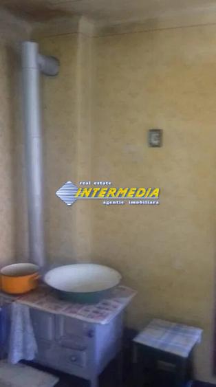 Vand casa pe Parter  cu gradina si teren 2000 mp. si utilitati