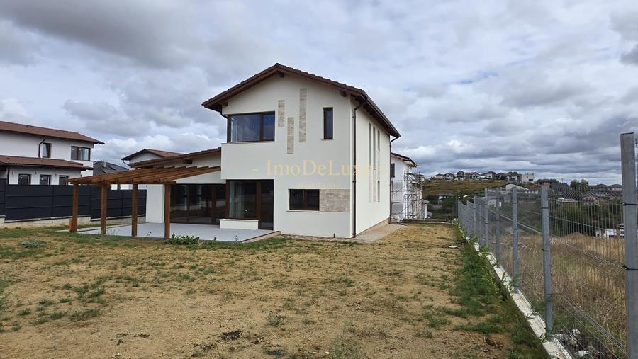 Casa individuala cu 4 camere, 120.4 mp, 612mp teren, terasa, zona de lux, Dezmir