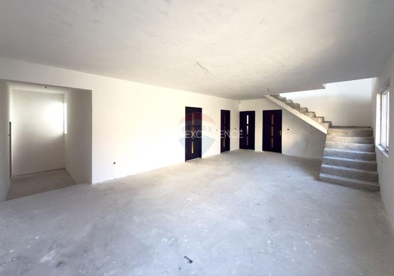 Casă / Vilă cu 8 camere de vânzare în zonă centrală - Urlati - 4