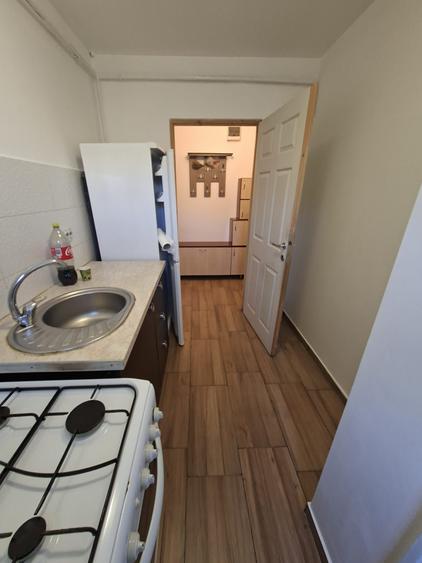 Apartament 2 camere, etajul 2/4, zona Baza 3