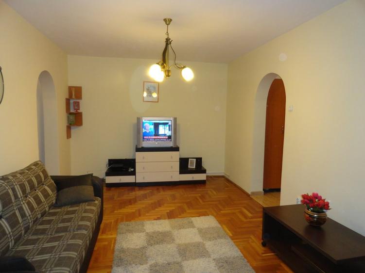 De inchiriat ( vanzare)2 camere zona INDEPENDENTEI Hristo Botev mobilat