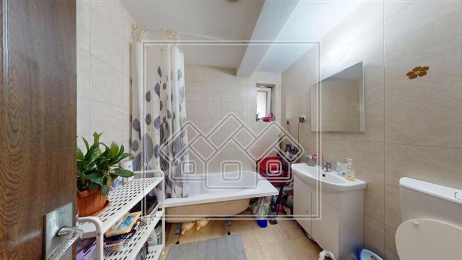 Apartament mobilat, 2 camere, 2 balcoane, loc de parcare -T. Ricci