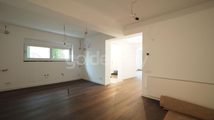 Vilă cu 7 camere, 4 bai | renovata integral 2020 | strada privata