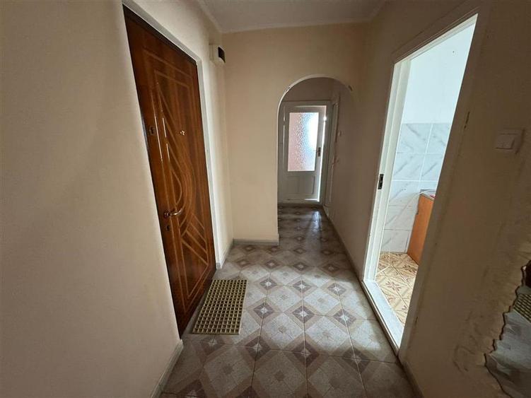 Apartament 3 camere, etaj 1 , 80mp in Campineanca