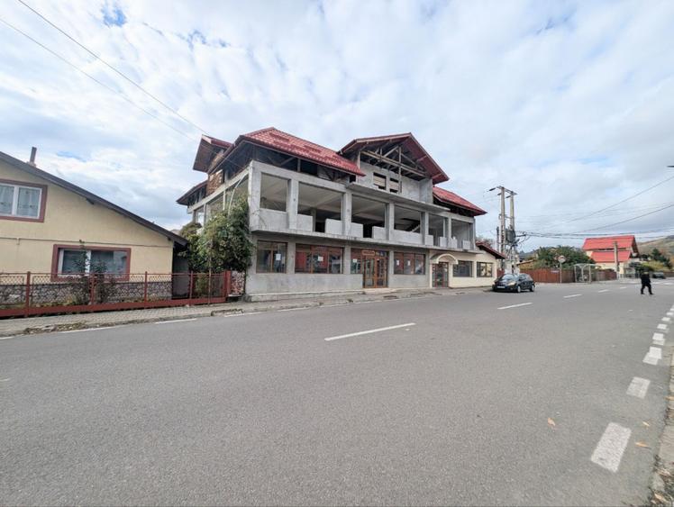 Investitie ideala - Cladire cu Spatiul Comercial la Parter, Teren 845 mp