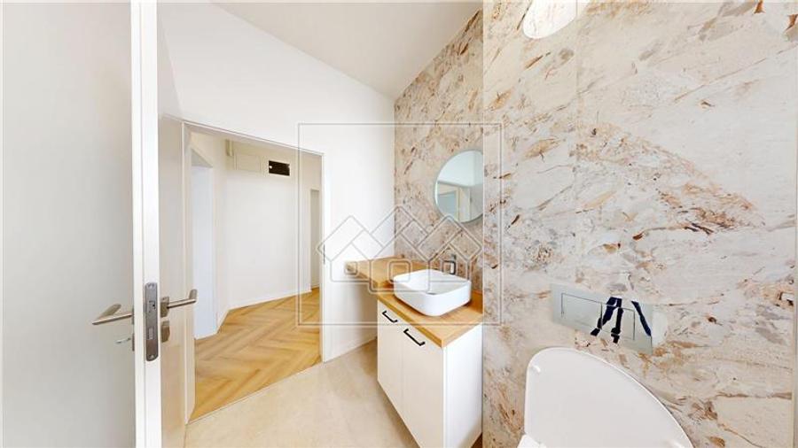 Penthouse cu 4 camere si balcon - 2 bai, intabulat