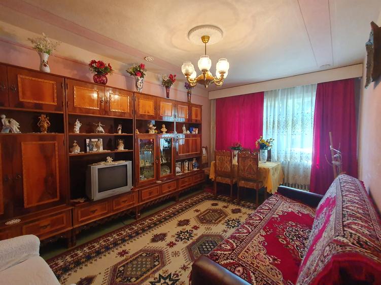 Vand apartament cu 3 camere zona Vlaicu Lebada 5 Colturi