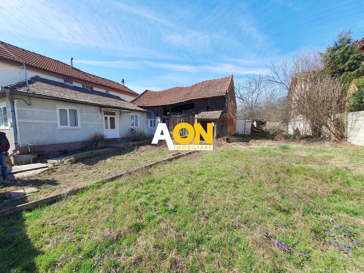 Teren 1426 mp, cu casa demolabila, la asfalt, toate utilitatile