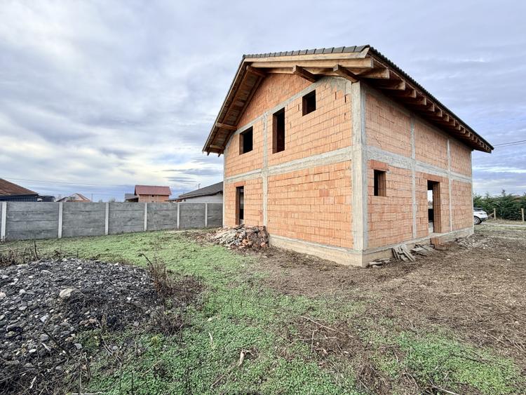 Casa individuala la rosu - 183 mp utili - 533 mp teren - Ianova