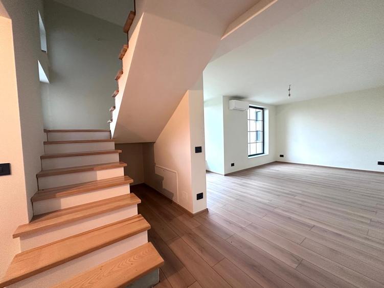 Duplex despartit prin camera tehnica- 5 dormitoare si 3 bai - Mosnita Noua