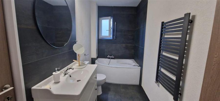 De inchiriat apartament 3 camere, semicentral, zona Papiu