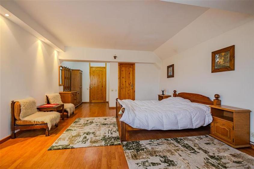Vila 7 camere,250 mp,semineu,terase,800 mp teren,rezidential/ turistic,Predelut,