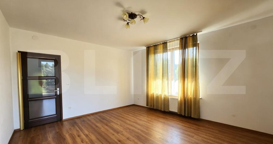 Apartament cu 3 camere, 80 mp, 3.000 mp teren, zona Reghin