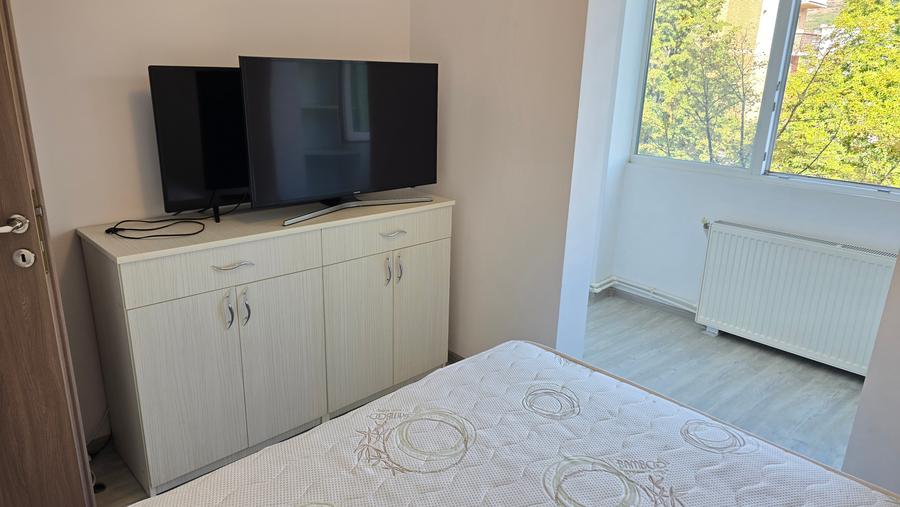Inchiriez apartament 4 camere decomandat in Deva zona Liliacului, etaj 2,