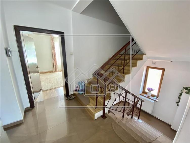 Casa renovata - 5 camere, garaj, poarta automatizata - Cisnadie