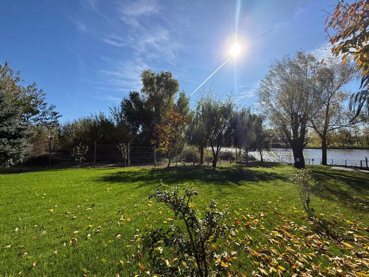 Vila Superba cu deschidere la Lac *Petrachioaia*