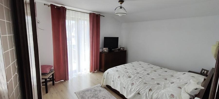 Casă mare cu teren 2600 mp în Dragomirna – garaj dublu, fotovoltaice, puț forat,