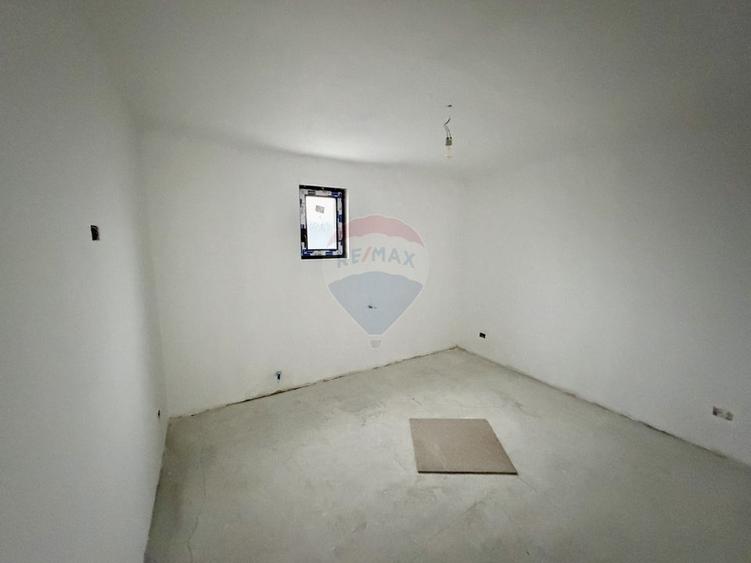 Casă cu 4 camere de vânzare