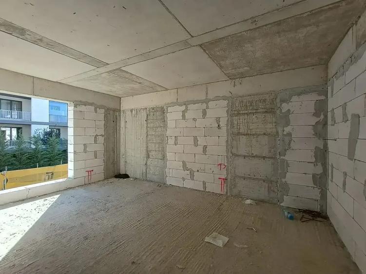 Garsonieră spațioasă cu bucătărie separată și balcon