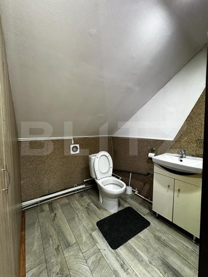Două camere într-o casă de inchiriat, cu acces la bucătărie și baie