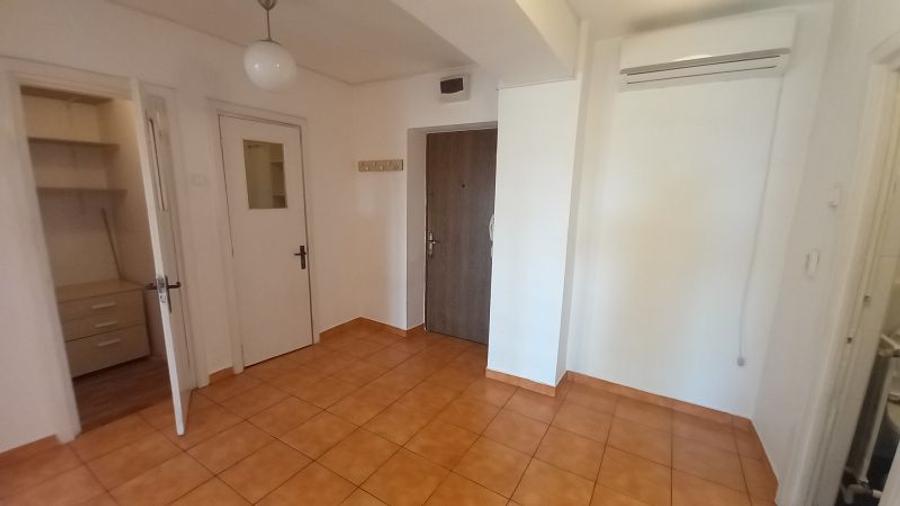 Unirii (Tribunal),2 camere etaj 5, spatios,vedere fata,intrare stradala