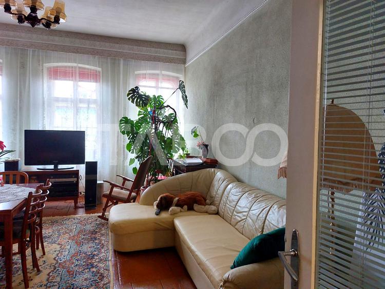 Casa si curte pretabila pentru 2 familii 980 mp teren liber Cisnadie