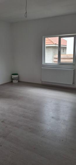 Vindem casa in Lumina