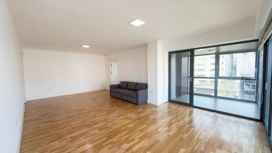 Spatiu birouri 3 camere, 2 bai, 100mp, 8 locuri parcare, centrala proprie, imobi