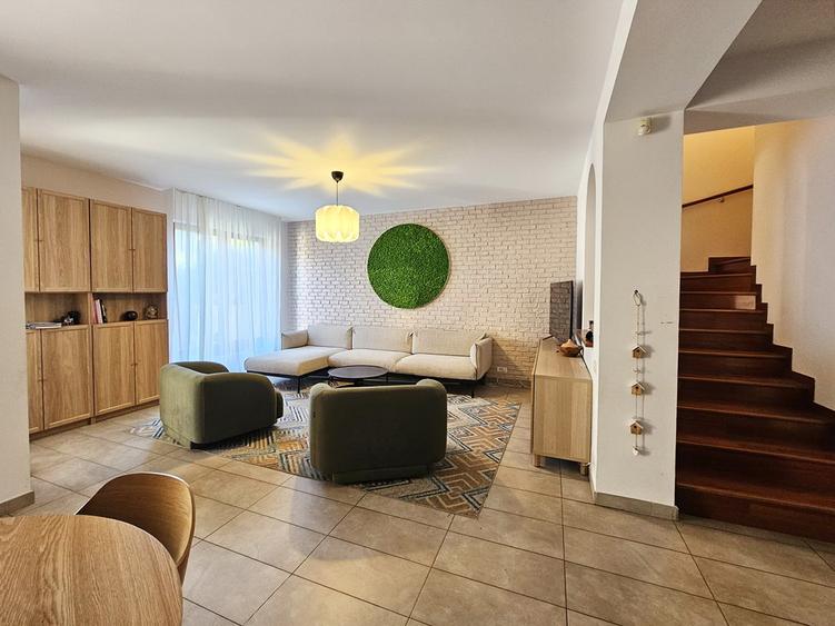 Casa de vanzare American Village, 5 camere, renovata, parcari, statie EV