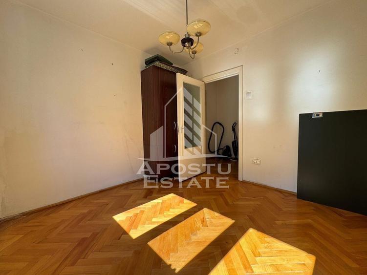 Apartament cu 3 camere, decomantat, etajul 2 , zona Spitalul Judetean