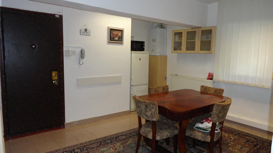 Apartament cu 3 camere, amenajat cu 3 dormitoare, zona centrala