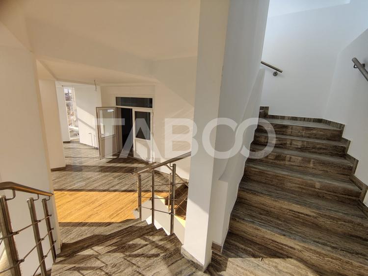 Spatiu comercial cu vitrina pe 3 niveluri cu suprafata utila de 915mp