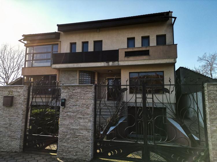 Vilă spațioasă cu 8 camere, Grădiște