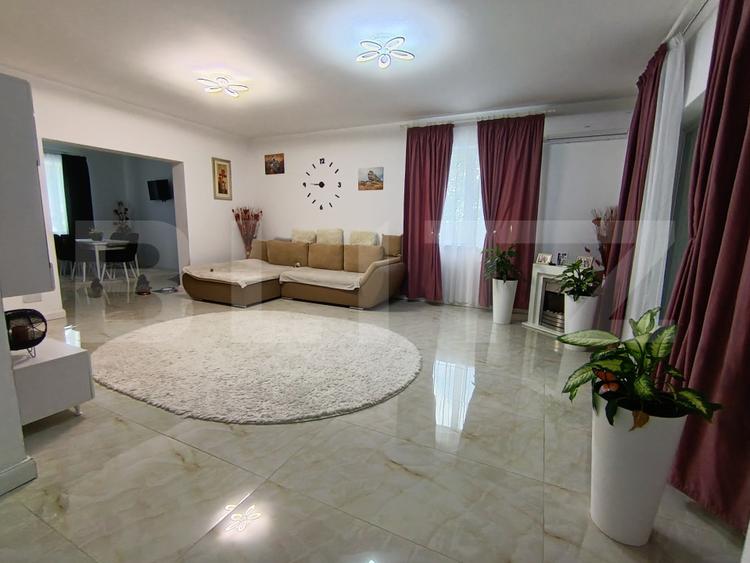 Casa ultra finisată și mobilata cu 3 camere 1 living și o terasă generoasă