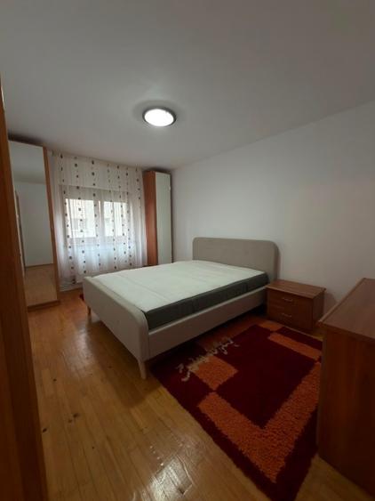 Inchiriez apartament 4 camere, Etaj 1 Brasov, Centru Civic, CEC Bank