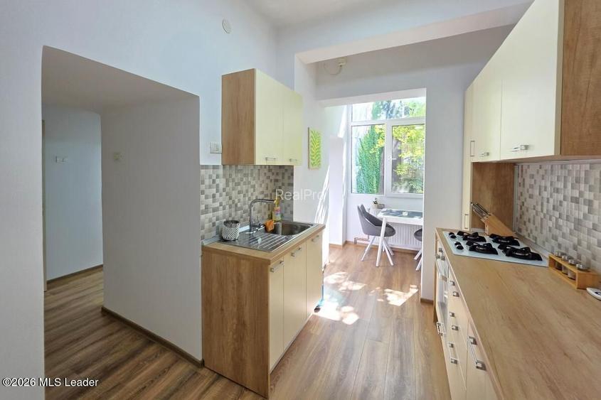 Piata Romana, 4 camere 138 MP total, Etaj 2/9, renovat - utilat, liber - 49