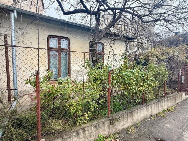 Teren + Casa demolabila sau renovabila pe Calea Serban Voda