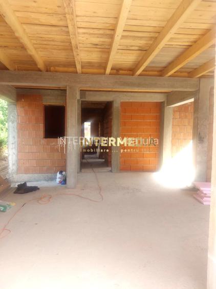 Casa noua cu 4 camere situata in zona Centru la asfalt cu toate utilitatile