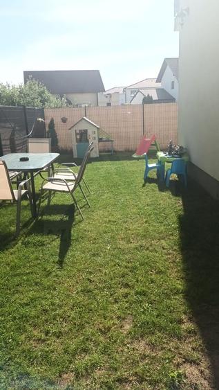 Apartament cu 3 camere 2 bai si curte individuala 74 mp în Șelimbăr