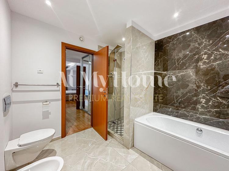 Apartament foarte spatios cu 3 camere, 2 terase, vedere la parc, parcare, paza