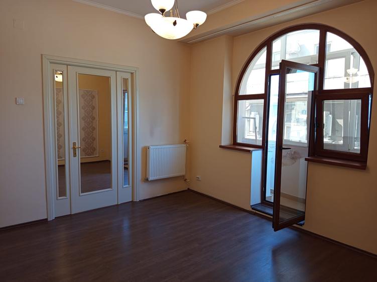 Ap. 3 Cam. | Piața Unirii - vizavi de Magazin Unirea | Renovat
