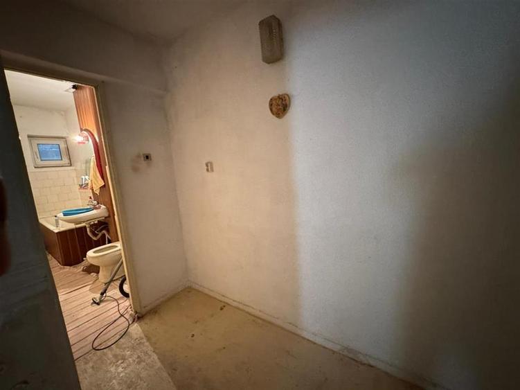 Apartament 3 camere, 70mp, etaj 4/4 cu acoperis, zona Casa de Cultura