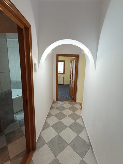 Apartament 3 camere Rond-Podu Ros, etaj 1, mutare rapida !
